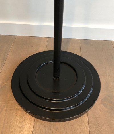 Appendiabiti in metallo laccato nero e ottone, opera francese di Jacques Adnet. Intorno al 1950