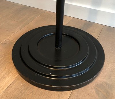 Appendiabiti in metallo laccato nero e ottone, opera francese di Jacques Adnet. Intorno al 1950