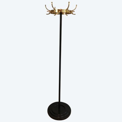 Appendiabiti in metallo laccato nero e ottone, opera francese di Jacques Adnet. Intorno al 1950