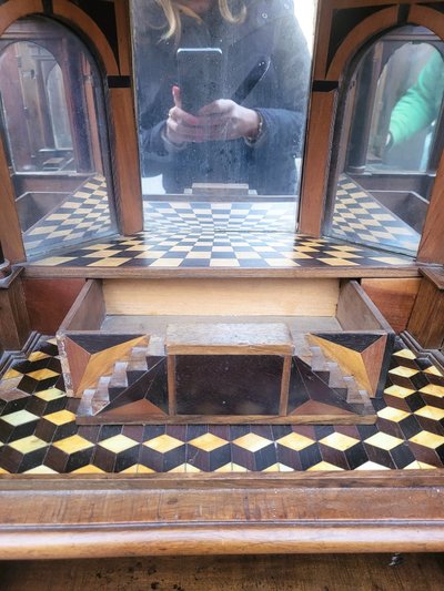 Grande armadio con teatro su gambe, Olanda, XIX secolo