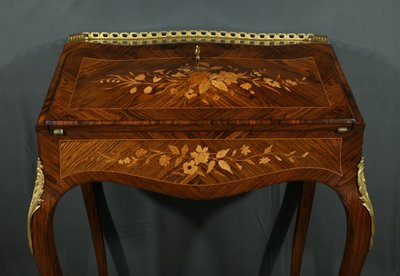 Piccola scrivania da donna in palissandro, stile Luigi XV - seconda metà del XIX secolo