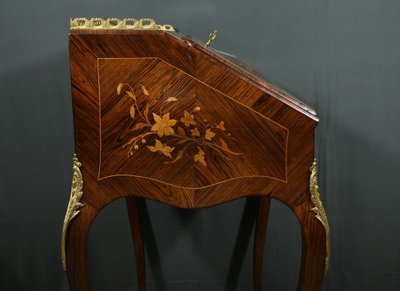 Piccola scrivania da donna in palissandro, stile Luigi XV - seconda metà del XIX secolo