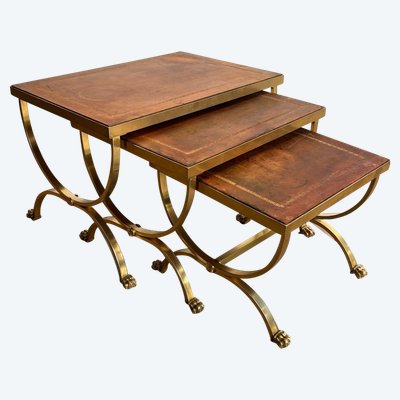Suite di tavoli giganti in metallo dorato con piedini griffati e piastre in pelle. Opera francese