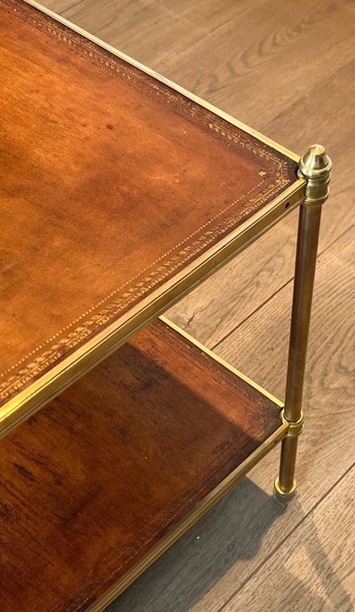 Importante Table Basse De Style Néoclassique En Laiton à Deux Plateaux De Cuir.