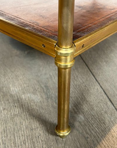 Importante Table Basse De Style Néoclassique En Laiton à Deux Plateaux De Cuir.