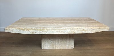 Tavolino da caffè di design in travertino. Opera italiana firmata Stone International. Intorno al 1980