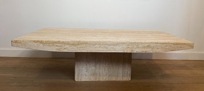 Tavolino da caffè di design in travertino. Opera italiana firmata Stone International. Intorno al 1980
