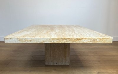 Tavolino da caffè di design in travertino. Opera italiana firmata Stone International. Intorno al 1980