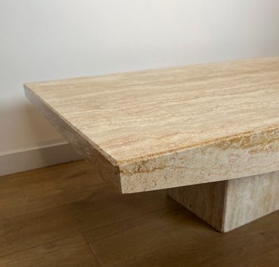 Tavolino da caffè di design in travertino. Opera italiana firmata Stone International. Intorno al 1980