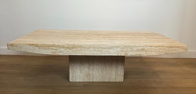 Tavolino da caffè di design in travertino. Opera italiana firmata Stone International. Intorno al 1980