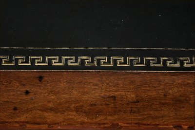 Scrivania con piedistallo in mogano screziato - Fine XIX secolo