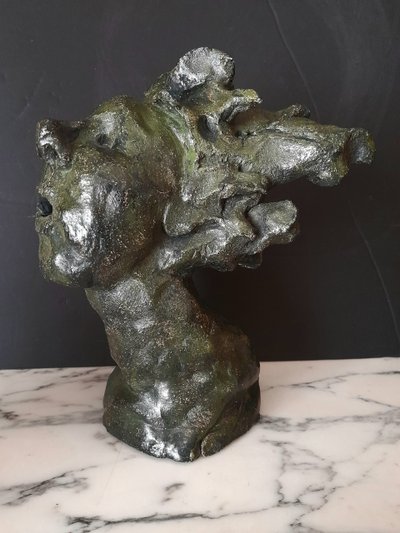 Scultura di testa di bambino con capelli scompigliati