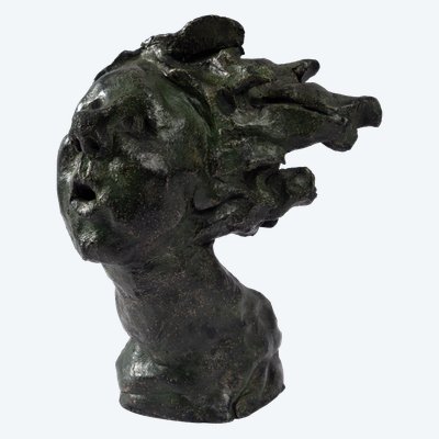 Scultura di testa di bambino con capelli scompigliati