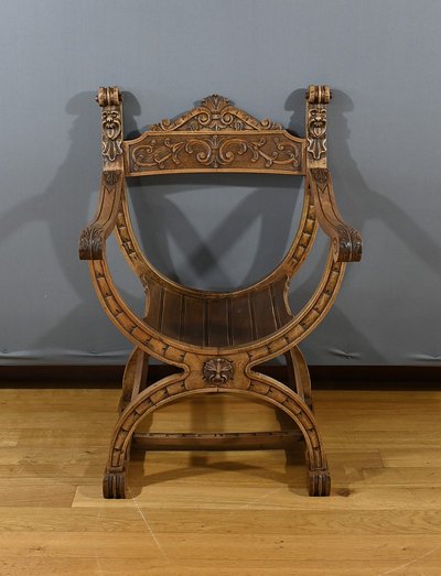 Poltrona Dagobert in noce, stile medievale - Fine XIX secolo