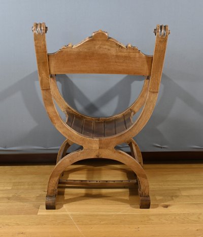 Poltrona Dagobert in noce, stile medievale - Fine XIX secolo
