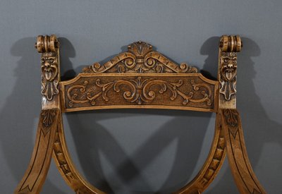 Poltrona Dagobert in noce, stile medievale - Fine XIX secolo