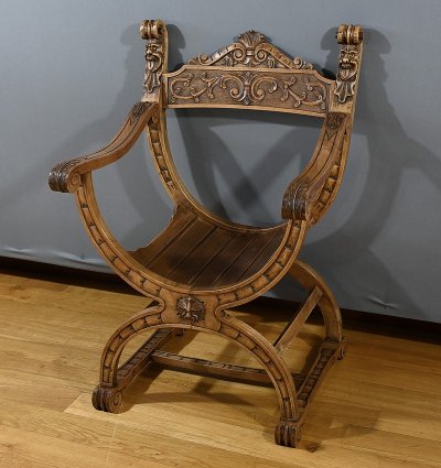 Poltrona Dagobert in noce, stile medievale - Fine XIX secolo