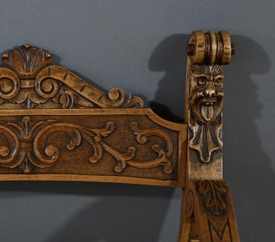 Poltrona Dagobert in noce, stile medievale - Fine XIX secolo