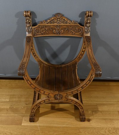 Poltrona Dagobert in noce, stile medievale - Fine XIX secolo