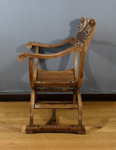 Poltrona Dagobert in noce, stile medievale - Fine XIX secolo