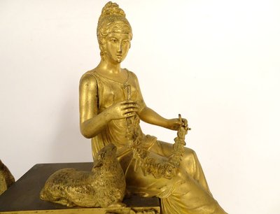Empire Pendeluhr Bronze vergoldet Junge Frau Schäferin Brunnen Delphin Blumen XIX.