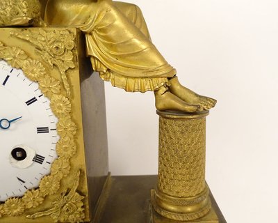 Empire Pendeluhr Bronze vergoldet Junge Frau Schäferin Brunnen Delphin Blumen XIX.