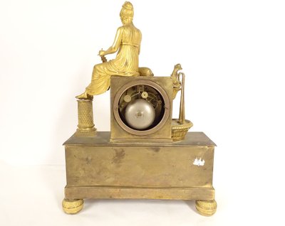 Empire Pendeluhr Bronze vergoldet Junge Frau Schäferin Brunnen Delphin Blumen XIX.