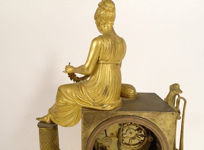 Empire Pendeluhr Bronze vergoldet Junge Frau Schäferin Brunnen Delphin Blumen XIX.