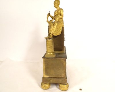 Empire Pendeluhr Bronze vergoldet Junge Frau Schäferin Brunnen Delphin Blumen XIX.