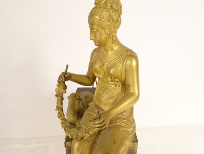Empire Pendeluhr Bronze vergoldet Junge Frau Schäferin Brunnen Delphin Blumen XIX.