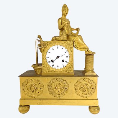 Empire Pendeluhr Bronze vergoldet Junge Frau Schäferin Brunnen Delphin Blumen XIX.