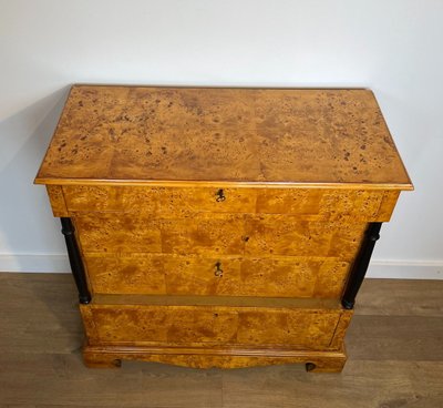 Petite Commode De Style Biedermeier à Quatre Tiroirs En érable Moucheté. Allemagne