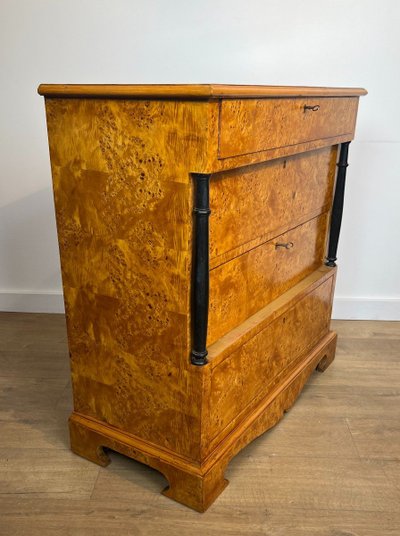 Petite Commode De Style Biedermeier à Quatre Tiroirs En érable Moucheté. Allemagne