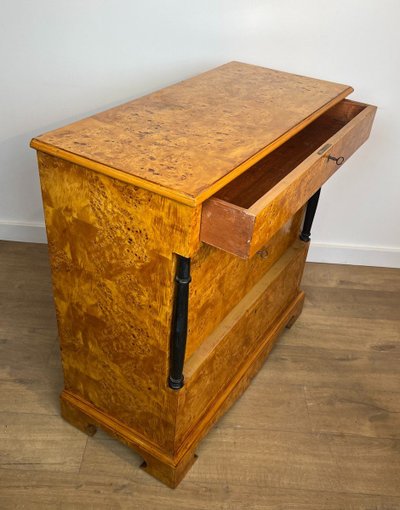 Petite Commode De Style Biedermeier à Quatre Tiroirs En érable Moucheté. Allemagne