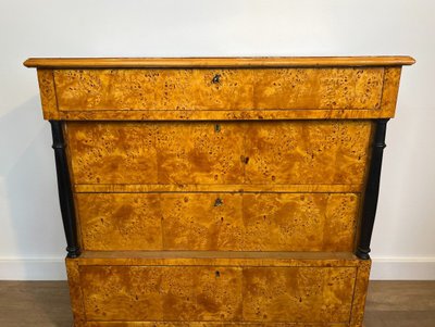 Petite Commode De Style Biedermeier à Quatre Tiroirs En érable Moucheté. Allemagne