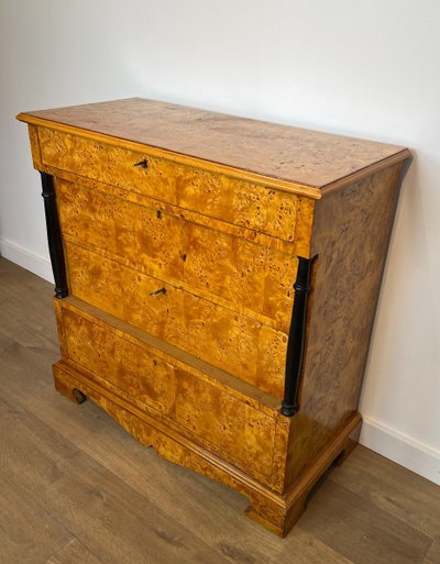 Petite Commode De Style Biedermeier à Quatre Tiroirs En érable Moucheté. Allemagne
