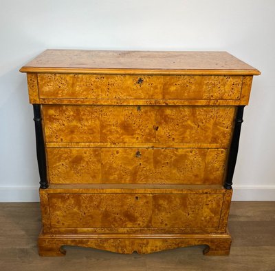 Petite Commode De Style Biedermeier à Quatre Tiroirs En érable Moucheté. Allemagne
