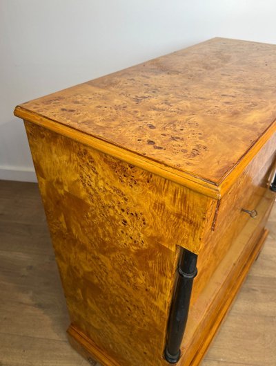 Petite Commode De Style Biedermeier à Quatre Tiroirs En érable Moucheté. Allemagne