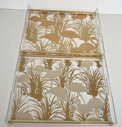 Paar Tabletts aus Plexiglas und Messing mit goldenen Vogeldekorationen