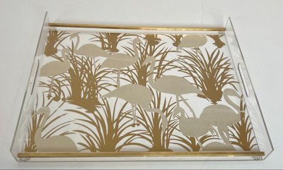 Paar Tabletts aus Plexiglas und Messing mit goldenen Vogeldekorationen