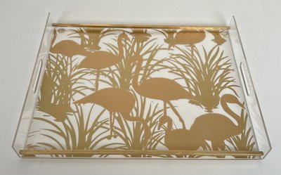 Paar Tabletts aus Plexiglas und Messing mit goldenen Vogeldekorationen