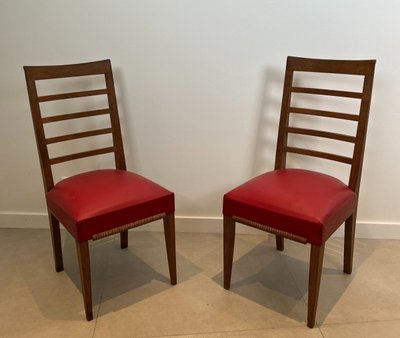 Set di 6 sedie in rovere con seduta in similpelle rossa. Opera francese. Intorno al 1940