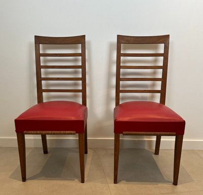 Set di 6 sedie in rovere con seduta in similpelle rossa. Opera francese. Intorno al 1940
