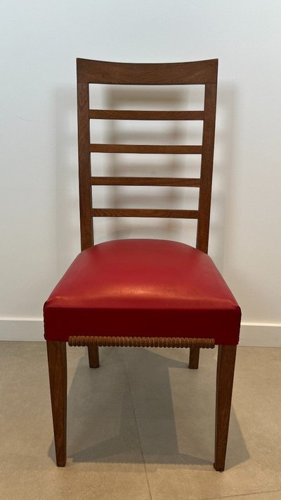 Set di 6 sedie in rovere con seduta in similpelle rossa. Opera francese. Intorno al 1940