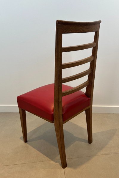 Set di 6 sedie in rovere con seduta in similpelle rossa. Opera francese. Intorno al 1940