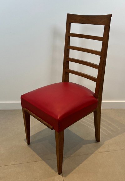 Set di 6 sedie in rovere con seduta in similpelle rossa. Opera francese. Intorno al 1940