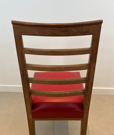 Set di 6 sedie in rovere con seduta in similpelle rossa. Opera francese. Intorno al 1940