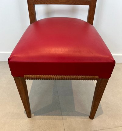 Set di 6 sedie in rovere con seduta in similpelle rossa. Opera francese. Intorno al 1940