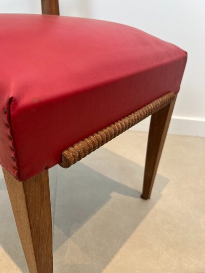 Set di 6 sedie in rovere con seduta in similpelle rossa. Opera francese. Intorno al 1940