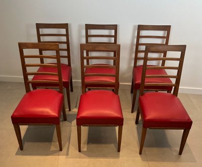 Set di 6 sedie in rovere con seduta in similpelle rossa. Opera francese. Intorno al 1940